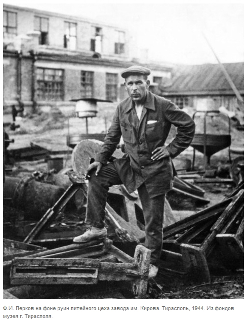  На фоне руин литейного цеха завода имени Кирова